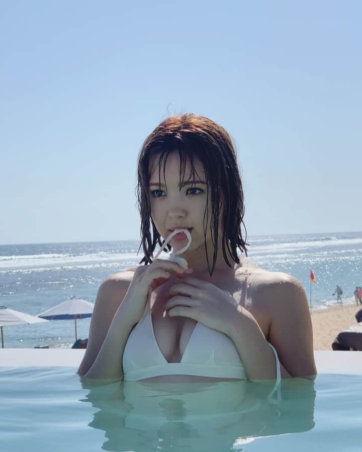 藤田ニコル１st写真集【公式】のインスタグラム：「ついに本日写真集「好きになるよ？」が発売しました！ 発売を記念して、写真集のオフショット動画をお届け❤️ ネット書店では、すでに売り切れてるところもあるので、 是非お近くの書店へ！  渋谷TSUTAYAさんにいっぱい入荷してます！  藤田ニコル１st写真集 『好きになるよ？』 が発売中❤️ #藤田ニコル１st写真集　 #藤田ニコル #にこるん #ニコスキ」