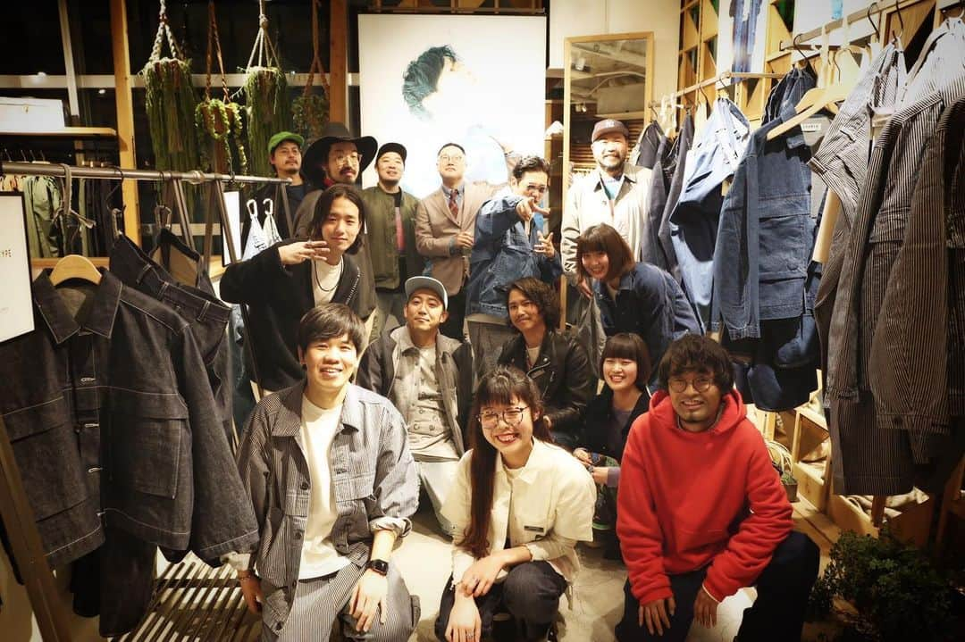 井浦新さんのインスタグラム写真 - (井浦新Instagram)「ＣＭＰ× Freak's Store 足を運んで下さった方々のおかげで 賑々しく発売初日を迎えることができました ありがとうございました  ＣＭＰの至高の茶綿デニムと freak'sのデザインによってうまれたプロダクト ぜひお店でこのクオリティとこだわりを お確かめ下さい 💥 #CMP #freaksstore #chamenproject」2月22日 12時59分 - el_arata_nest