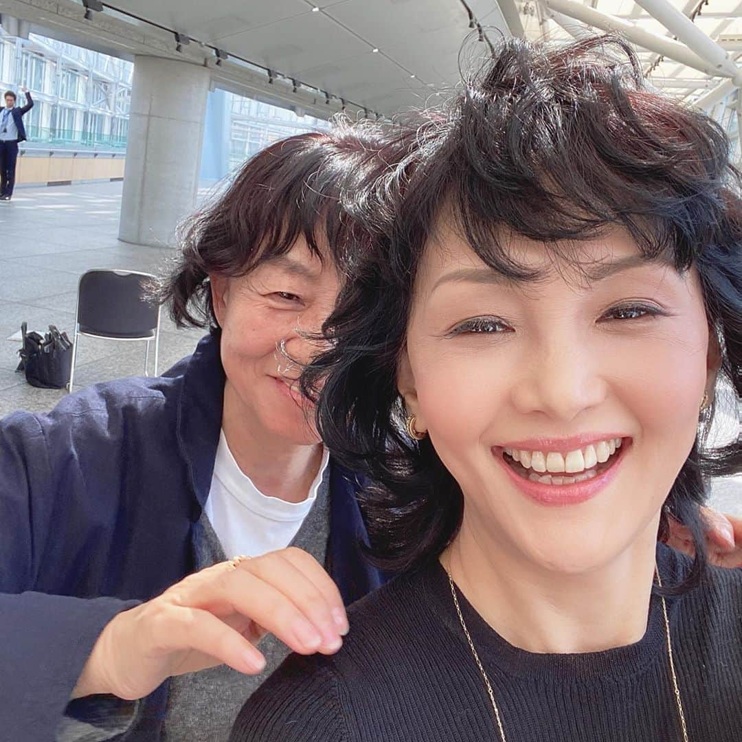 南果歩さんのインスタグラム写真 - (南果歩Instagram)「今週2度目のセッション😊 #浅井佳代子 さん❤️ 今回は大好きな #moncler  の春夏コレクション😊 楽しみにしててね🌈 浅井さんはカメラマンなのに、撮られる側に回ると照れて尚可愛い😍 #黒田啓蔵 メイク #坂本久仁子 スタイリング #家庭画報 #南果歩 #kahominami #japaneseactress」2月22日 12時53分 - kaho_minami