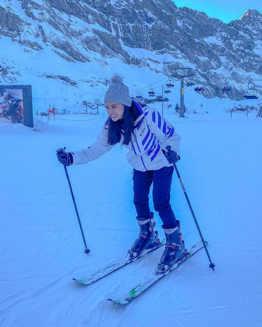 Kim Chiuさんのインスタグラム写真 - (Kim ChiuInstagram)「First time to try skiing!!!⛷❄️🎿🇨🇭. hirap at first but super fun!!!😁👍🏻 another ✅ on my #KIMadvenCHIUre list. New Vlog up later on my YT Channel tonight at 8pm ❤️. Feel free to subscribe 𝙺𝚒𝚖 𝙲𝚑𝚒𝚞 𝙿𝚑 👈🏻 or link in my bio ☝🏻 #CHIUrista」2月22日 12時55分 - chinitaprincess