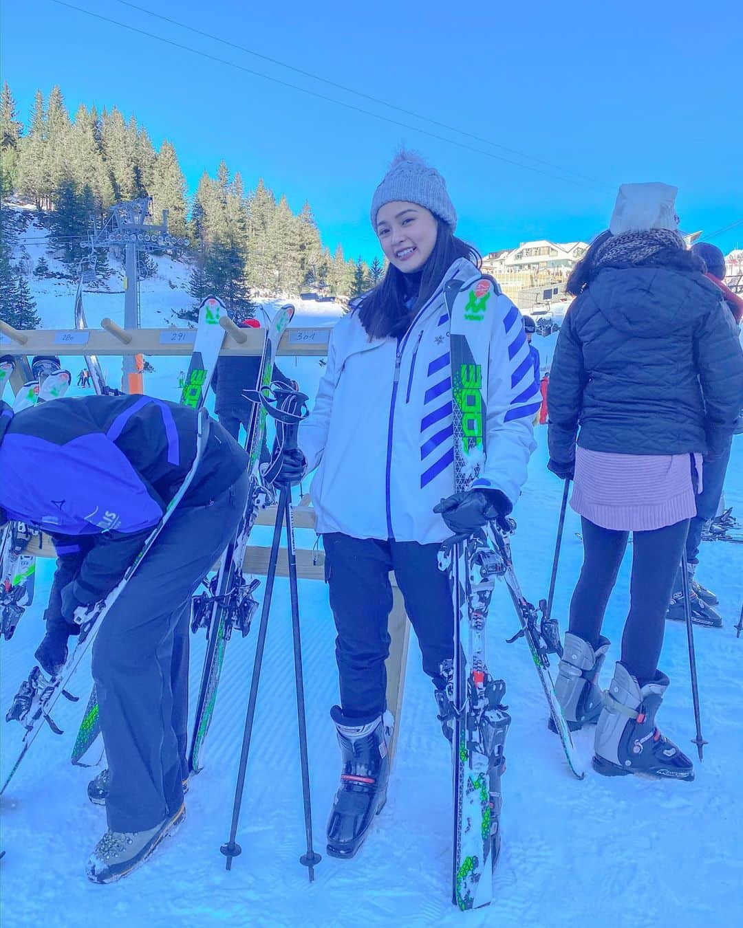 Kim Chiuさんのインスタグラム写真 - (Kim ChiuInstagram)「First time to try skiing!!!⛷❄️🎿🇨🇭. hirap at first but super fun!!!😁👍🏻 another ✅ on my #KIMadvenCHIUre list. New Vlog up later on my YT Channel tonight at 8pm ❤️. Feel free to subscribe 𝙺𝚒𝚖 𝙲𝚑𝚒𝚞 𝙿𝚑 👈🏻 or link in my bio ☝🏻 #CHIUrista」2月22日 12時55分 - chinitaprincess