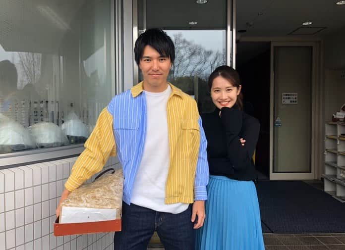 島津咲苗さんのインスタグラム写真 - (島津咲苗Instagram)「衣装の濱田アナと私服に着替えた私。 なんだかとってもカラフルでした！ 「ポーズどうしますー？」の一コマです。  今日もデルサタご覧くださり、ありがとうございました！ . . . #私服 #tops #milaowen  #skirt #ships #メーテレ #アナウンサー #濱田隼 #島津咲苗 #アナウンサー衣装」2月22日 12時58分 - sanae_shimazu