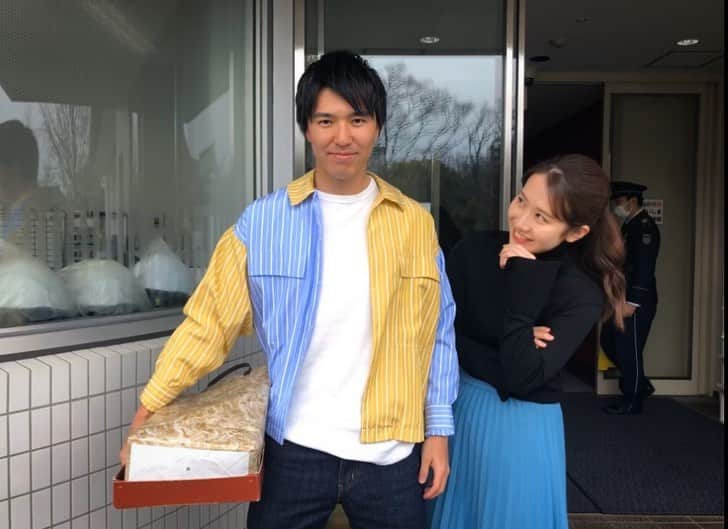 島津咲苗さんのインスタグラム写真 - (島津咲苗Instagram)「衣装の濱田アナと私服に着替えた私。 なんだかとってもカラフルでした！ 「ポーズどうしますー？」の一コマです。  今日もデルサタご覧くださり、ありがとうございました！ . . . #私服 #tops #milaowen  #skirt #ships #メーテレ #アナウンサー #濱田隼 #島津咲苗 #アナウンサー衣装」2月22日 12時58分 - sanae_shimazu