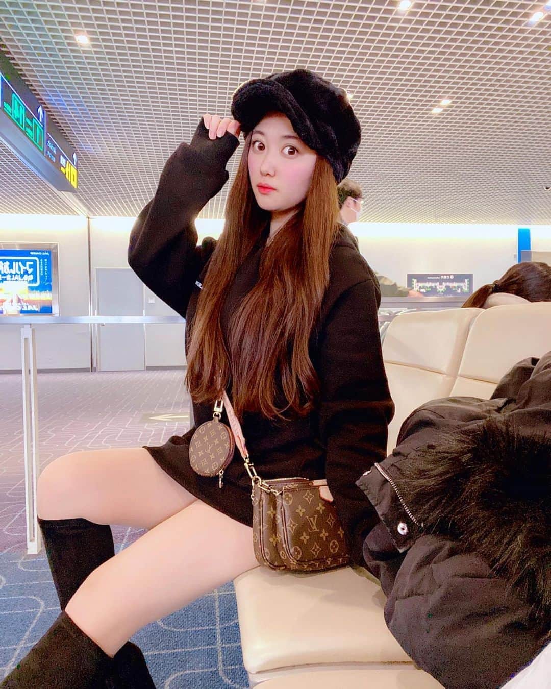 のインスタグラム：「🖤❤️🖤❤️🖤. * 今日からmammyと行ってきます✈️✨. ３連休は親戚と過ごします💓❤️. * ➡︎全身BLACKすぎるっっ🤥. #travel #trip #travelphotography #travelgram #idol #asiangirls #japan #hanedaairport #グラビア #恵比寿マスカッツ #松本ゆん #ゆんぬふるーる 募集中⚠️ #cute #ootd #좋아요 #좋아요환영 #팔로우 #팔로미 #인친환영 #옷스타그램 #얼스타그램 #여행스냅 #일본여행」
