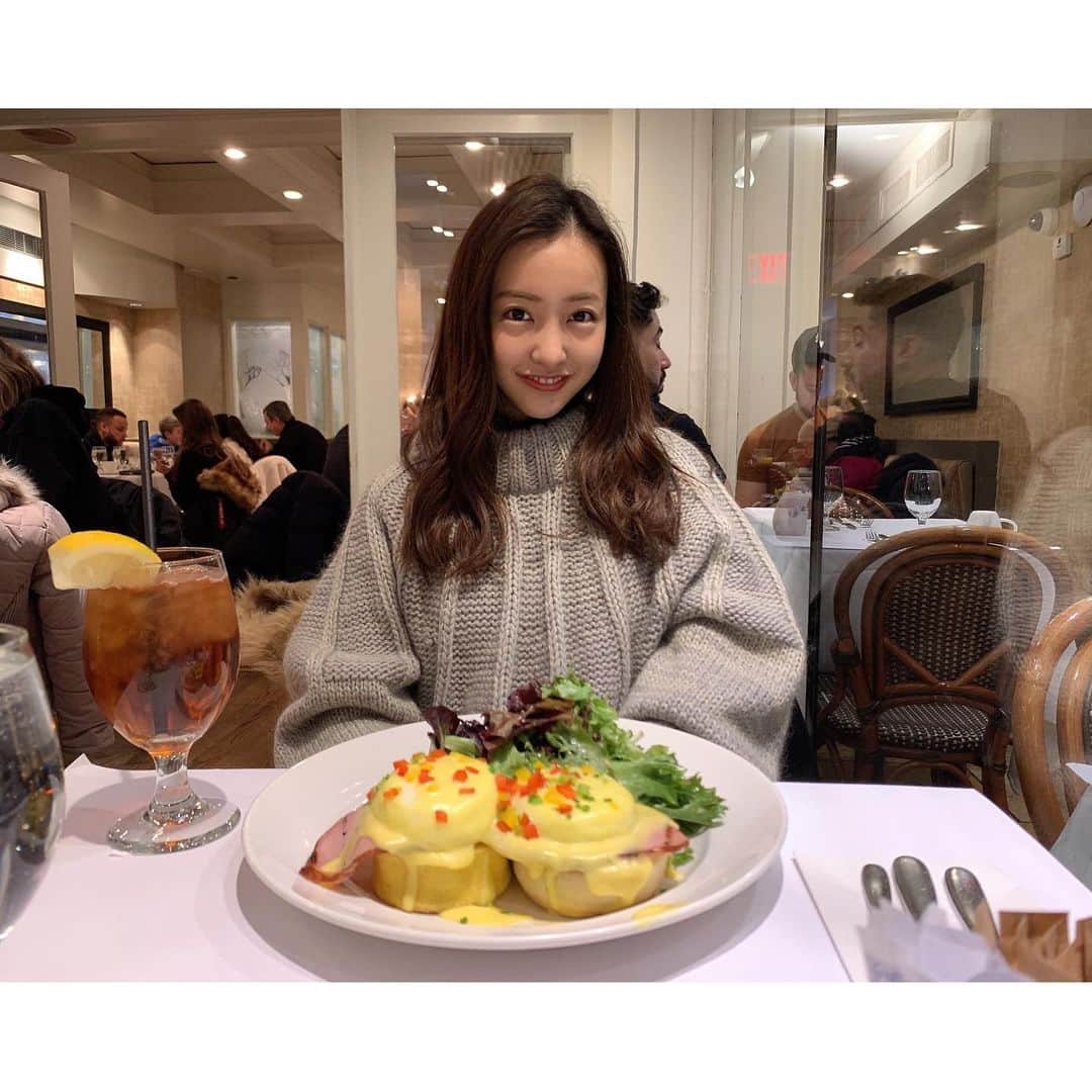 板野友美さんのインスタグラム写真 - (板野友美Instagram)「SARABETH'S🤍 日本にも何店舗かある NY発のレストランサラベスで朝食を🍽  @sarabethsnyc  #newyork  #ニューヨーク #サラベス」2月22日 13時10分 - tomo.i_0703