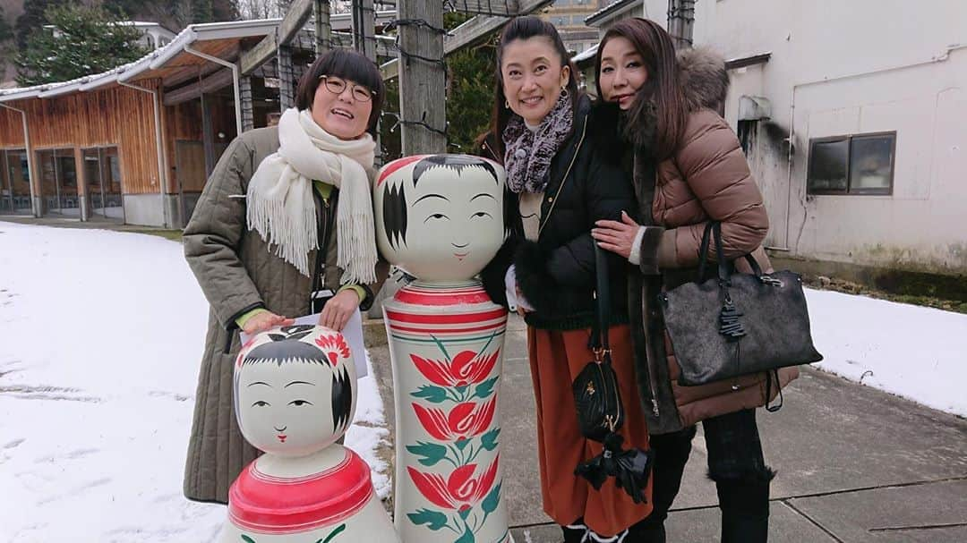 テレビ東京「土曜スペシャル」さんのインスタグラム写真 - (テレビ東京「土曜スペシャル」Instagram)「今夜は、土曜スペシャル「支払い、スマホでできますか？」 浅野ゆう子、一路真輝、光浦靖子の仲良し３人組が、スマホ決済のみで旅を満喫します。 雪の東北での一枚か記念撮影をしたここは、至るところにこけしがある、こけしの町。一体どこ？？ 正解は、２月２２日（土）夜６時３０分からの放送で！ お楽しみに！！ #テレビ東京 #土曜スペシャル　#土スペ #支払いスマホでできますか？ #スマホ決済 #浅野ゆう子 #一路真輝 #光浦靖子 #ガチンコ旅 #宮城県　#仙台 #岩手県　#平泉」2月22日 13時13分 - tvtokyo_dosupe