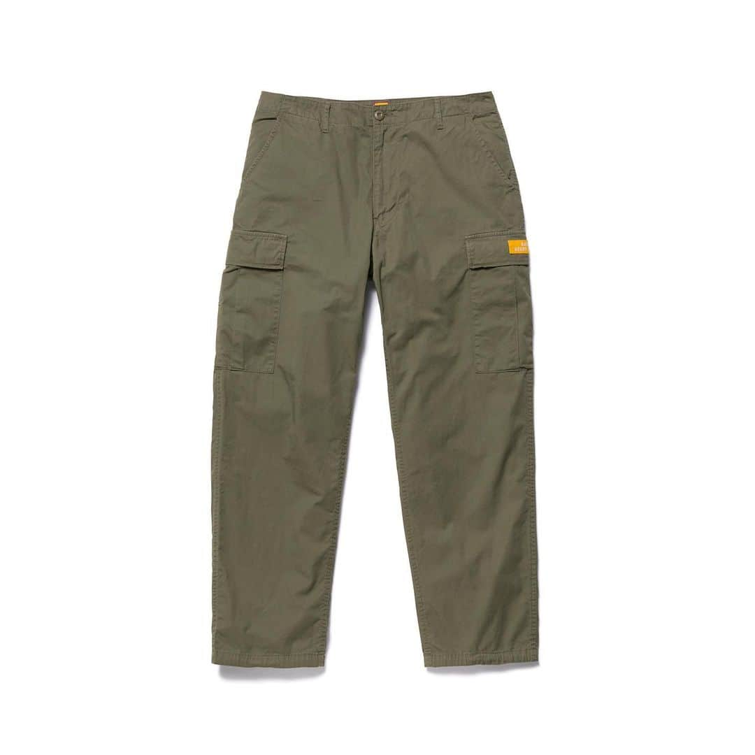 HUMAN MADEさんのインスタグラム写真 - (HUMAN MADEInstagram)「"CARGO PANTS" now available in store and online. www.humanmade.jp  コットンツイルのカーゴパンツです。左カーゴポケットにインシグニアワッペンを配し、ウエストや裾にはドローコードが施されています。 Cotton twill cargo pants with drawcord on the waist and hem.」2月22日 13時14分 - humanmade