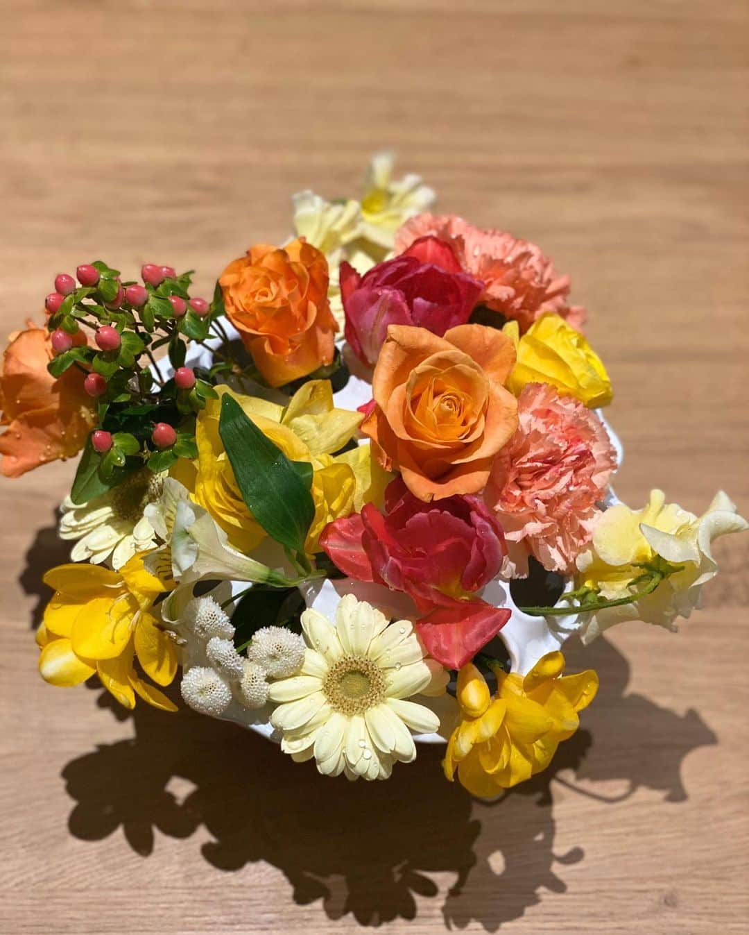氷川きよしさんのインスタグラム写真 - (氷川きよしInstagram)「名古屋の友達から頂いたお祝いの花束を 蓮の実のフラワーベースに挿したらテイストの違う花でもそれぞれ個性が際立つよ。フラワーベースはお花のお洋服みたいだね。  by kii  #氷川きよし #hikawakiyoshi #flower #vase #kii #bykii #キヨラー」2月22日 13時26分 - hikawa_kiyoshi_official