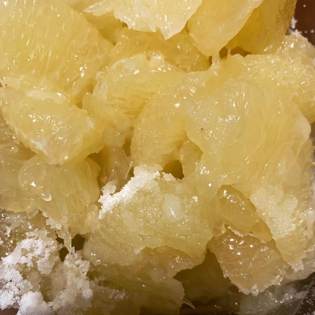 松藤和成さんのインスタグラム写真 - (松藤和成Instagram)「これで免疫があがるかはわからんけど、体には良さそう。  久しぶりに蜂蜜レモン&グレープフルーツ 糠漬けみたいに作っていこうと思う。 続くかしら…  #蜂蜜レモン #蜂蜜グレープフルーツ」2月22日 13時21分 - kazunari_mojiko