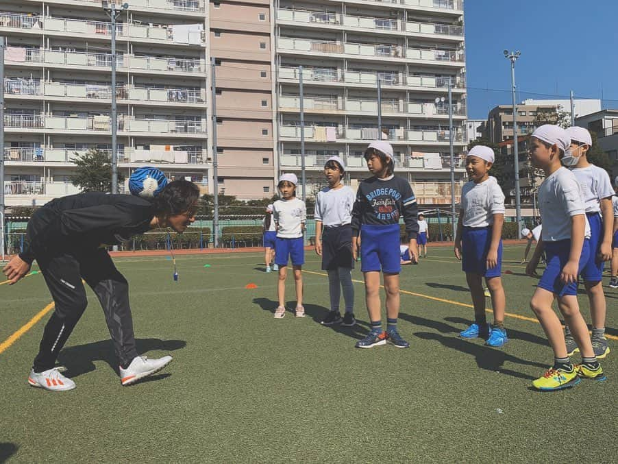 石川直宏さんのインスタグラム写真 - (石川直宏Instagram)「品川区立台場小学校4年生と行った「防災×サッカー」 Social Football COLO さん、品川区との取り組みは今回で3回目✨  ファーストアクション(初期行動)、ボールを使ってのパス練習、ストック(備蓄品)を挙げながらのパス&ゴー、最後はみんなでゲーム⚽️ 子どもたちは最初、防災×サッカー？？ からのスタートだったけど、進むにつれて気づいたことに対して声がけが生まれたり、その中での協力、何より楽しみながらチャレンジしてくれました✨  考えて行動すること、その中でのコミュニケーション。他にも防災とサッカーは共通点が多くあり、それらを子どもたちが感じると、自然に楽しみながら身近なものだと意識して取り組んでくれます。  日頃の意識や準備・備えも一緒。 今回の体験から、防災もサッカーもより身近に感じ、それぞれに考えて行動できるきっかけになってくれれば嬉しいです😊 . #防災サッカー #ファーストアクション #パスストック #品川区 #Shinagawa #SocialFootballCOLO #HITOTOWA #fctokyo #FC東京 #tokyo #FC東京ファミリー #一体感 #fctokyoclubcommunicator  #FC東京クラブコミュニケーター #CC #同級生」2月22日 13時24分 - sgss.18