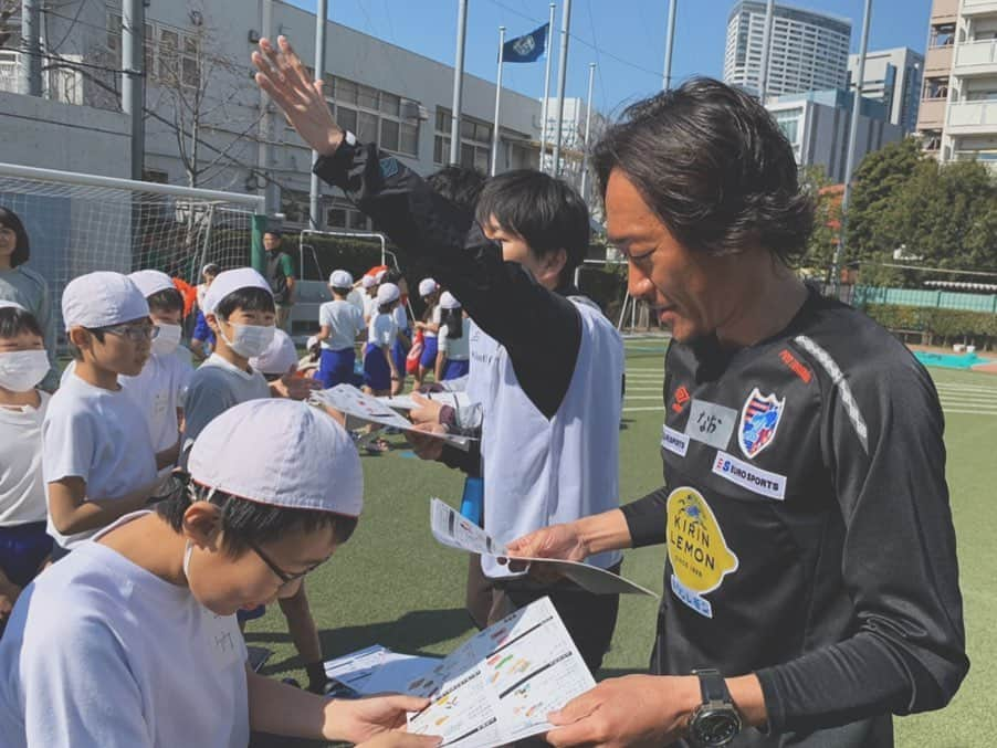 石川直宏さんのインスタグラム写真 - (石川直宏Instagram)「品川区立台場小学校4年生と行った「防災×サッカー」 Social Football COLO さん、品川区との取り組みは今回で3回目✨  ファーストアクション(初期行動)、ボールを使ってのパス練習、ストック(備蓄品)を挙げながらのパス&ゴー、最後はみんなでゲーム⚽️ 子どもたちは最初、防災×サッカー？？ からのスタートだったけど、進むにつれて気づいたことに対して声がけが生まれたり、その中での協力、何より楽しみながらチャレンジしてくれました✨  考えて行動すること、その中でのコミュニケーション。他にも防災とサッカーは共通点が多くあり、それらを子どもたちが感じると、自然に楽しみながら身近なものだと意識して取り組んでくれます。  日頃の意識や準備・備えも一緒。 今回の体験から、防災もサッカーもより身近に感じ、それぞれに考えて行動できるきっかけになってくれれば嬉しいです😊 . #防災サッカー #ファーストアクション #パスストック #品川区 #Shinagawa #SocialFootballCOLO #HITOTOWA #fctokyo #FC東京 #tokyo #FC東京ファミリー #一体感 #fctokyoclubcommunicator  #FC東京クラブコミュニケーター #CC #同級生」2月22日 13時24分 - sgss.18