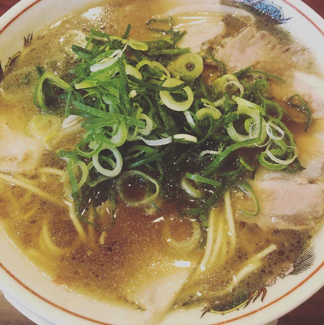 ひうらさとるのインスタグラム：「東京では美味しいワインと素敵お料理のお店に素敵女史たちと集っていたので（そして話に夢中で全然写真撮らず…）、無性にラーメンが食べたく京都下車。 うまーい…。 #本家第一旭たかばし本店」