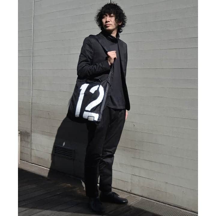 B JIRUSHI YOSHIDAさんのインスタグラム写真 - (B JIRUSHI YOSHIDAInstagram)「【Recommend Item】PORTER × B印 ヨシダ (GS) / 別注 PACKABLE SHOULDER BAG（12L） ・ ミリタリーモチーフの機能型バッグ ・ ミリタリーアイテムをモチーフに、アクリルコーティングを施したリップストップナイロンを用いた機能的なシリーズ。 こちらは、オリーブ、ネイビー、ブラックというミリタリーベースの色合いと、ミリタリーステンシルを取り入れ無骨なデザインに仕上げた＜B印 ヨシダ＞リミテッドモデルです。 ミリタリーならではの無駄のないデザインに、さらにシティユースのディテールを取り入れて「使いやすさ」を追求したパッカブルバッグです。旅行時はもちろん、アウトドアやレジャーにもおすすめです。 ・ PRICE：￥19,000+TAX ・ COLOR：BLACK/NAVY ・ #bjirushiyoshida#B印YOSHIDA#BEAMS#ビームス#yosidakaban#吉田カバン#ポーター#porter#비지루시요시다 #도쿄 #다이칸야마#빔스 #빔즈#포터#데일리룩#YOSHIDAlineup#naritaairport#成田空港#travel#旅行#madeinjapan#tokyo#exclusive#fashion」2月22日 13時27分 - bjirushiyoshida
