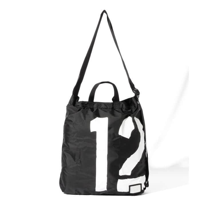 のインスタグラム：「【Recommend Item】PORTER × B印 ヨシダ (GS) / 別注 PACKABLE SHOULDER BAG（12L） ・ ミリタリーモチーフの機能型バッグ ・ ミリタリーアイテムをモチーフに、アクリルコーティングを施したリップストップナイロンを用いた機能的なシリーズ。 こちらは、オリーブ、ネイビー、ブラックというミリタリーベースの色合いと、ミリタリーステンシルを取り入れ無骨なデザインに仕上げた＜B印 ヨシダ＞リミテッドモデルです。 ミリタリーならではの無駄のないデザインに、さらにシティユースのディテールを取り入れて「使いやすさ」を追求したパッカブルバッグです。旅行時はもちろん、アウトドアやレジャーにもおすすめです。 ・ PRICE：￥19,000+TAX ・ COLOR：BLACK/NAVY ・ #bjirushiyoshida#B印YOSHIDA#BEAMS#ビームス#yosidakaban#吉田カバン#ポーター#porter#비지루시요시다 #도쿄 #다이칸야마#빔스 #빔즈#포터#데일리룩#YOSHIDAlineup#naritaairport#成田空港#travel#旅行#madeinjapan#tokyo#exclusive#fashion」