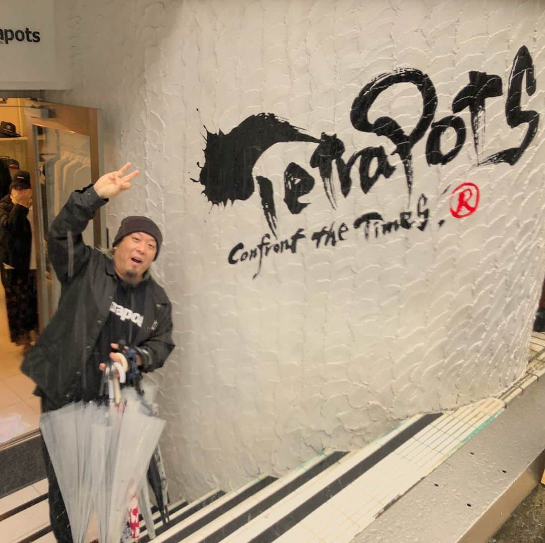 シーサーのインスタグラム：「・ ・ モンパチ サッシのプロデュースブランド 「Tetrapots」 本日大阪心斎橋のど真ん中にグランドオープン!! めでたい◎ サッシおめでとう！！！ ピス！  Tetrapots 大阪市 中央区 西心斎橋 1-8-2  #mongol800 #tetrapots #祝 #グランドオープン」