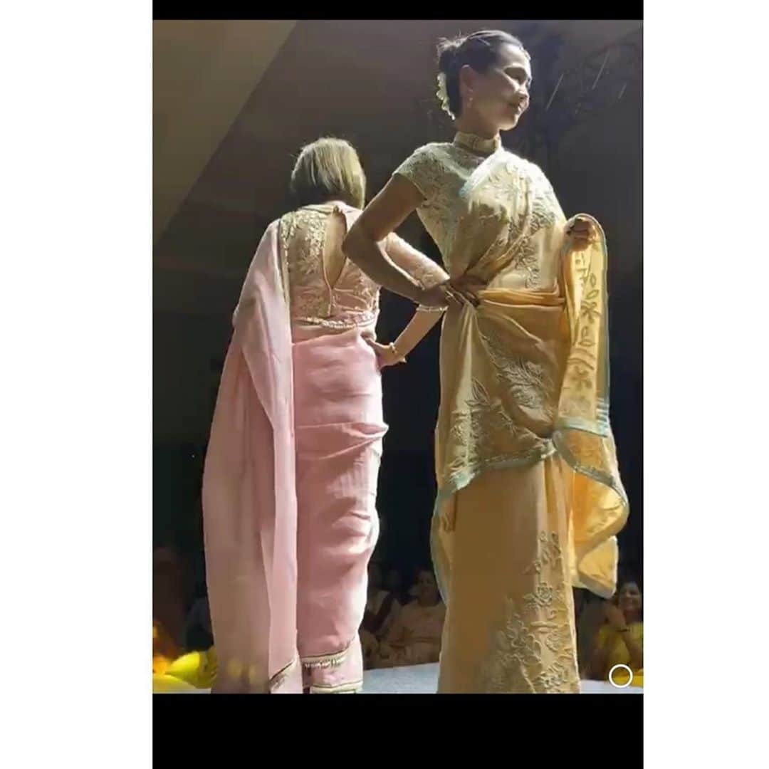 浅見帆帆子さんのインスタグラム写真 - (浅見帆帆子Instagram)「会議の合間にファッションショーに出ました。私に用意されていたのはインドのサリー。このおでこの飾り、一度つけてみたかった☺️💓 衣装は全部オークションにかけられて、寄付となります。 最後にみんなで踊りました。  #ファッションショーに出ました、 #インドのサリー #オークションにかけられる」2月22日 13時39分 - hohokoasami
