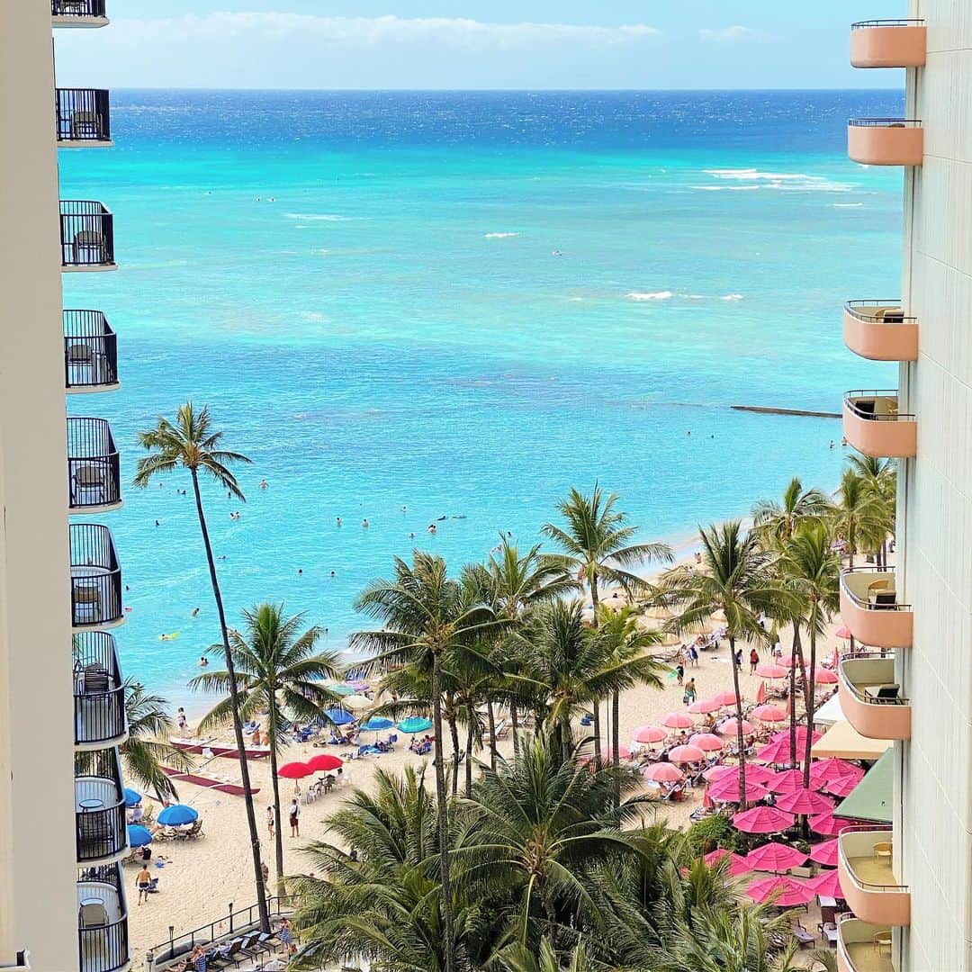 マキ・コニクソンさんのインスタグラム写真 - (マキ・コニクソンInstagram)「撮影順調！👌🏼 #ハワイのおすそ分け🤙🏼 #ホテルとホテルの間のオーシャンビュー ⛱」2月22日 13時47分 - makikonikson