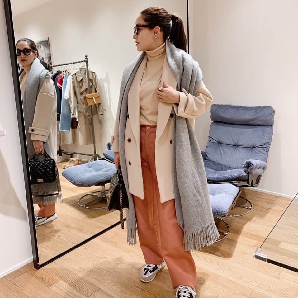 亀恭子のインスタグラム：「pink×pink . . . yesterday's… #fashion #ootd #kkstyle #tokyo #kamescloset #coat #mullerofyoshiokubo #knit #stunninglure #pants #nomia #stole #asaucemeler #sunglasses #thierrylasry #bag #chanel #shoes #pierrehardy #winter #february」