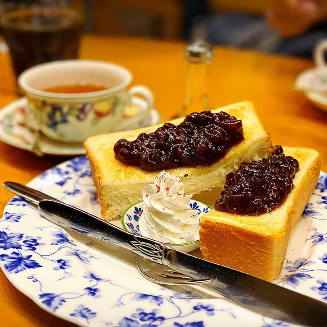 とぎもちさんのインスタグラム写真 - (とぎもちInstagram)「.﻿ 【名古屋】﻿ ﻿ 名古屋といえば喫茶店でモーニング☕️﻿ ﻿ 朝早起きして﻿ 人気喫茶店 長靴と猫に行ってきました。﻿ ﻿ 珈琲の香り漂う朝の喫茶店﻿ 美味しそうなトーストの香りとともに﻿ 小倉トースト運ばれてきました。﻿ ﻿ 甘い餡子と サクサクのトースト﻿ これを朝から食べる幸せ (๑¯ω¯๑)💓﻿ ﻿ ♡﻿ ﻿#長靴と猫 #珈琲店長靴と猫 #名古屋 #愛知 #日本 #名古屋喫茶店 #愛知喫茶店 #名古屋旅行 #愛知旅行 #小倉トースト #名古屋グルメ #愛知グルメ #나가구츠토네코 #킷사텐 #나고야 #아이치 #일본 #나고야카페 #나고야맛집 #아이치맛집  #먹스타그램 #토기모치 #とぎもちkorea #토기모치mukbang #먹방」2月22日 13時50分 - togistagram