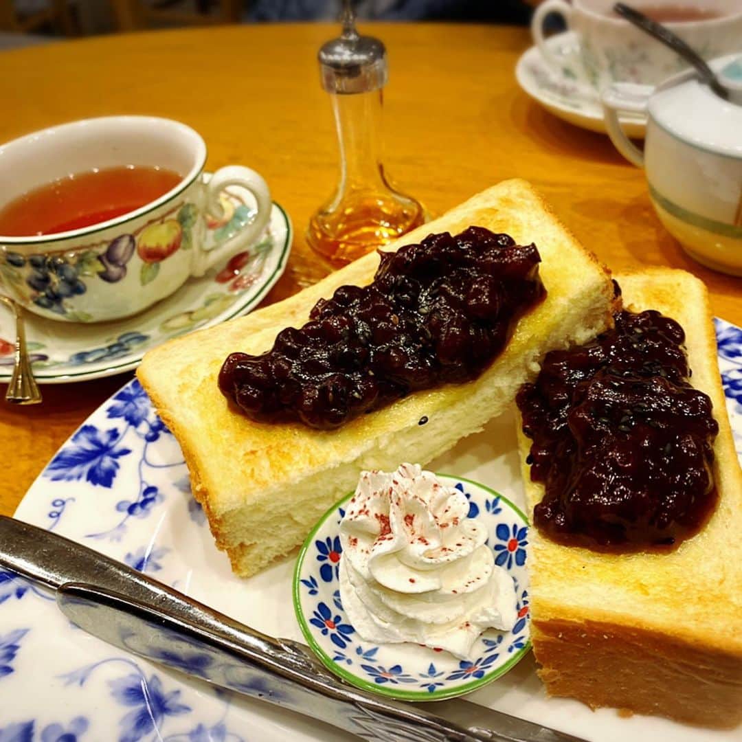 とぎもちさんのインスタグラム写真 - (とぎもちInstagram)「.﻿ 【名古屋】﻿ ﻿ 名古屋といえば喫茶店でモーニング☕️﻿ ﻿ 朝早起きして﻿ 人気喫茶店 長靴と猫に行ってきました。﻿ ﻿ 珈琲の香り漂う朝の喫茶店﻿ 美味しそうなトーストの香りとともに﻿ 小倉トースト運ばれてきました。﻿ ﻿ 甘い餡子と サクサクのトースト﻿ これを朝から食べる幸せ (๑¯ω¯๑)💓﻿ ﻿ ♡﻿ ﻿#長靴と猫 #珈琲店長靴と猫 #名古屋 #愛知 #日本 #名古屋喫茶店 #愛知喫茶店 #名古屋旅行 #愛知旅行 #小倉トースト #名古屋グルメ #愛知グルメ #나가구츠토네코 #킷사텐 #나고야 #아이치 #일본 #나고야카페 #나고야맛집 #아이치맛집  #먹스타그램 #토기모치 #とぎもちkorea #토기모치mukbang #먹방」2月22日 13時50分 - togistagram