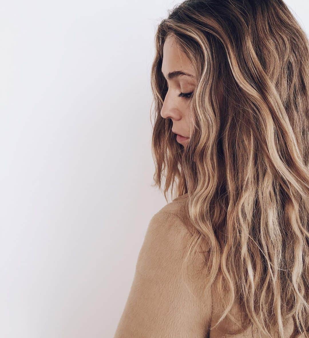 Kristin Essのインスタグラム：「For the last year or so we’ve been using the Curl Leave-In Cream + Curl Defining Jelly combo on @courthawkinson. She has med-coarse hair and a strong wave pattern. It’s such a perfect combo because it’s super moisturizing and gives the hair perfect separation without feeling heavy. 🤍」