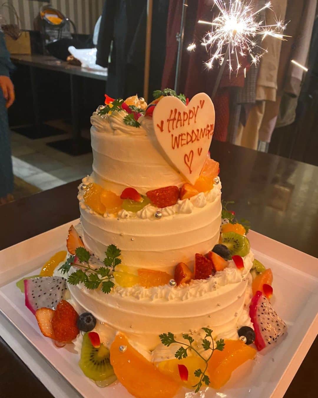 のインスタグラム：「素敵な結婚パーティだった！おしあわせに！！」