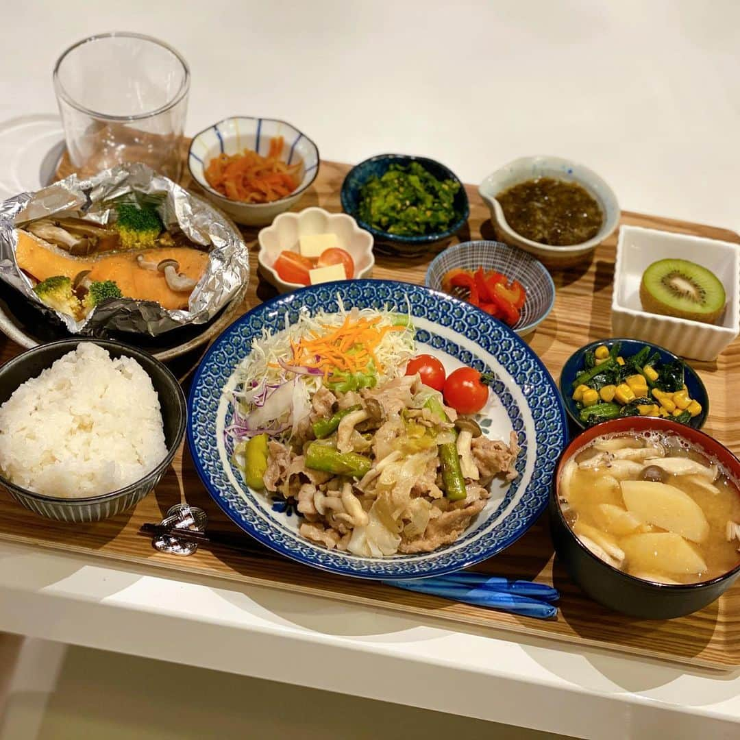 姫野れみさんのインスタグラム写真 - (姫野れみInstagram)「昨日の #石毛家の食卓 👨🏿‍🍳 を。 🐷#アスパラとしめじのネギ塩炒め 🐟#鮭のちゃんちゃん焼き 🥬#ほうれん草のソテー 🌼#菜の花の辛子和え 🌊#自家製タレのもずく酢 🌶#パプリカのおひたし 🥕#切り干し大根 🍅#カプレーゼ 🍚#白米 🍲#新じゃがとしめじの味噌汁 🥝#キウイ  #アスリートフードマイスター #料理 #和食 #夕食 #アスリート飯 #夕飯 #夜ご飯 #晩ごはん #夜ご飯 #夕ごはん #夜ごはん #和食ごはん #手作り料理 #手作りごはん #おうちごはん #レシピ #dinner #food #cooking」2月22日 23時20分 - remi___08