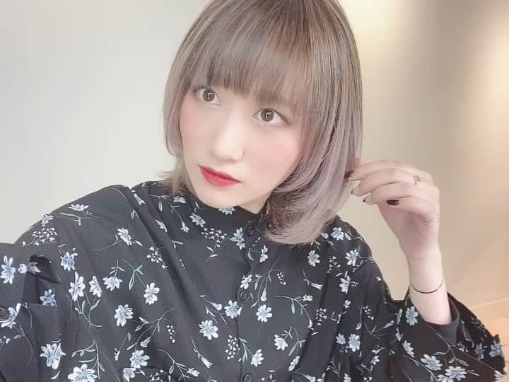 夕香里（ATY）のインスタグラム：「久しぶりに行ってきました( ˶˙ᵕ˙˶ ) VAN COUNCIL 恵比寿店 いつもお世話になってます♡  今回はハイライト多めで、カラーはうっすら紫にしてもらいました！ 髪を伸ばしてる分毛先がかなり傷んできてしまってたので、トリートメントを入念に入念に入れて頂いたらツヤっと生き返りました！( ；꒳​； ) この色とっても好きで、色落ちしてもいい感じになりそうなので今から楽しみ！ 森田さんいつもありがとうございます♡  #ATY #夕香里 #VANCOUNCIL」