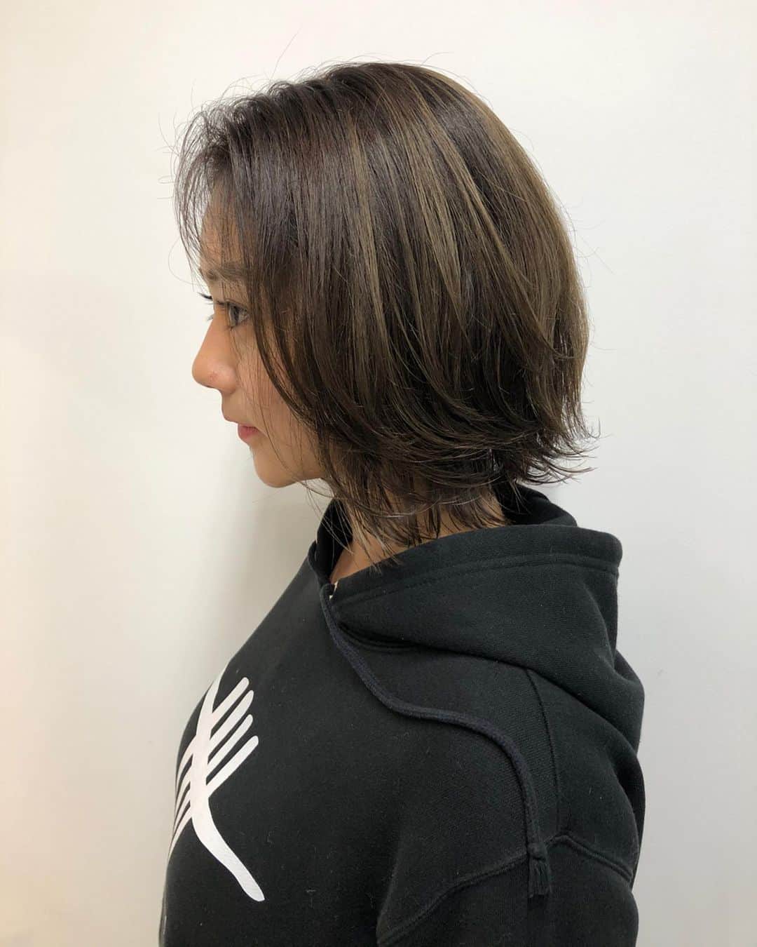 のインスタグラム：「ジャージで美容院、気抜けすぎてごめんなさい😂 #気になる紐　#onthe肩　 落ち着いた色に💜 前回のハイライトも綺麗だし、 レイヤー入れてもらってすっきり〜🤙🥳 吉岡さん、お喋りとまらない！ 広島にお店オープンしたばかりで 行き来していてバッタバタの中 ありがとうございます😊」
