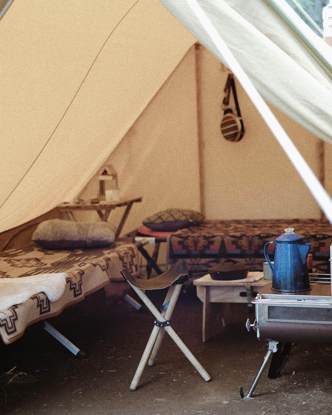 のインスタグラム：「コット、L字に配置してみた🥱💤 #camplife  #PEPO #woodstove」