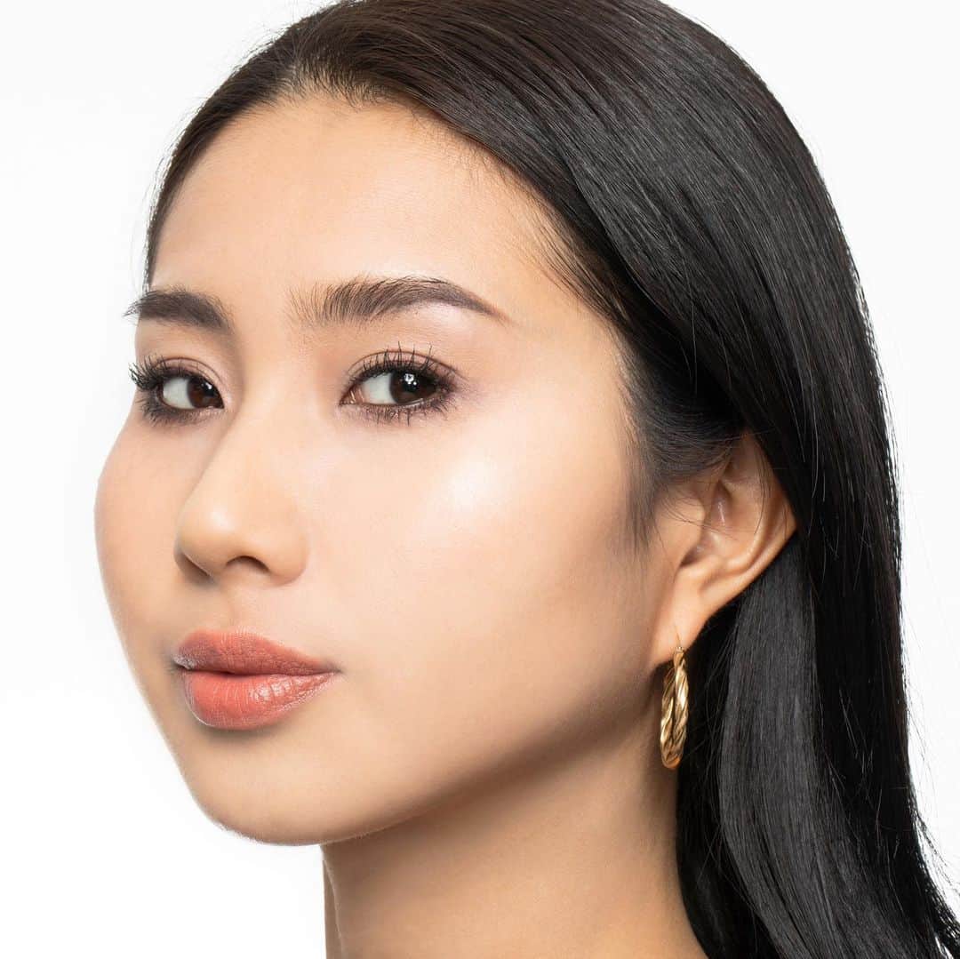 M∙A∙C Cosmetics Japanのインスタグラム：「ライトフル C シリーズで手に入れる、スポットライトをフルに浴びたような輝く肌✨﻿ お肌の状態やお好みに合わせて自分にピッタリのファンデーションをチョイスして﻿ ㅤ﻿ ﻿ みずみずしく潤ったツヤ肌に仕上げるにはリキッドファンデーション「ライトフル C+ ナチュラリー フローレス SPF 35 ファンデーション」がオススメ💡﻿ ㅤ﻿ ㅤ﻿ ﻿ 【期間限定キャンペーン開催中】お好きなファンデーション製品を含む8,250円(税込)以上お買い上げの方にはオリジナルLEDミラー(数量限定)をプレゼント🎁﻿ ㅤ﻿ ﻿ ※M・A・C公式オンラインショップでのプレゼントは限定数に達したため終了いたしました。﻿ ※プレゼントはお1人様1会計につき1個までとなります。﻿ ㅤ﻿ ﻿ MAKEUP & MODEL:﻿ M·A·C ARTIST AYA IIZUKA @i.mac_artist﻿ ㅤ﻿ ㅤ﻿ #MACLightfulC #SpotlightReady #MACライトフル #MACCosmeticsJapan #MACコスメ #MACCosmetics #コスメ #メイク #ファンデ #ファンデーション #リキッドファンデーション #ベースメイク #カバー力 #ツヤ肌 #ツヤ #テカらない #makeup #basemakeup #cosmetics #foundation #beauty」