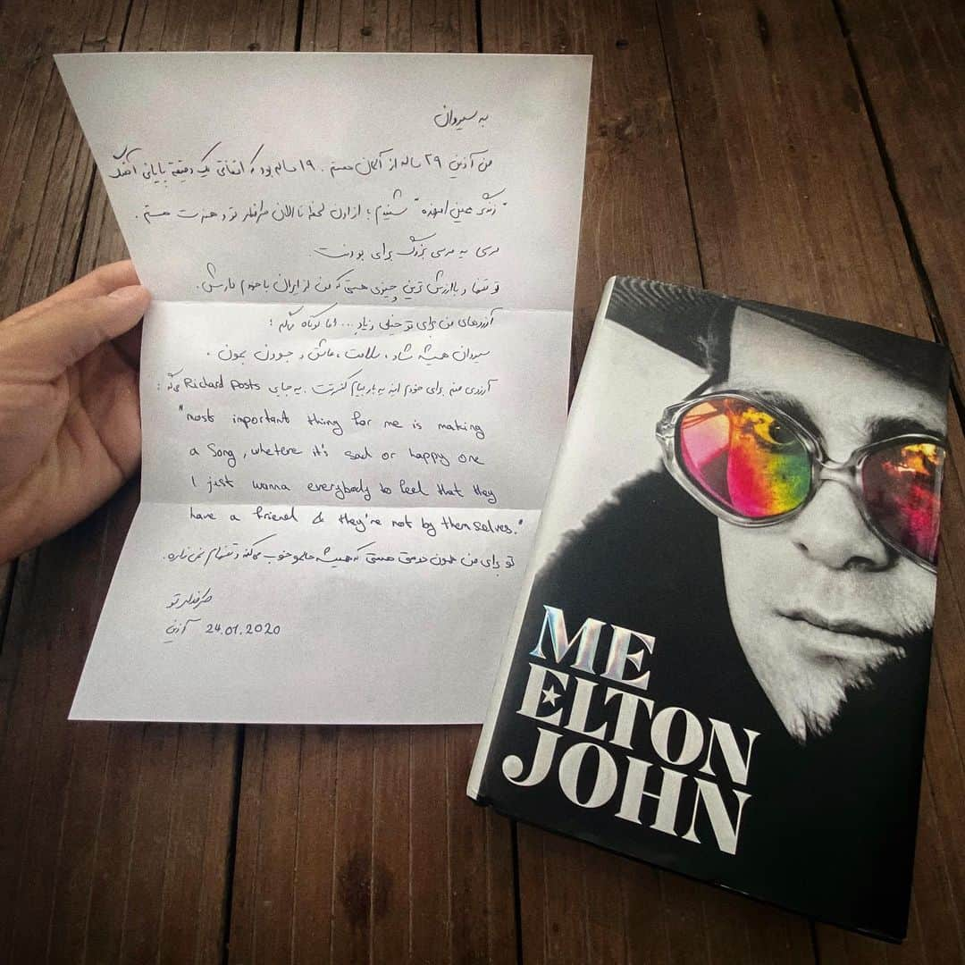 Sirvan Khosraviさんのインスタグラム写真 - (Sirvan KhosraviInstagram)「- حس خوب  مهمترين گمشده زندگيمون #eltonjohn #fanlove❤️」2月22日 23時33分 - sirvankhosravi