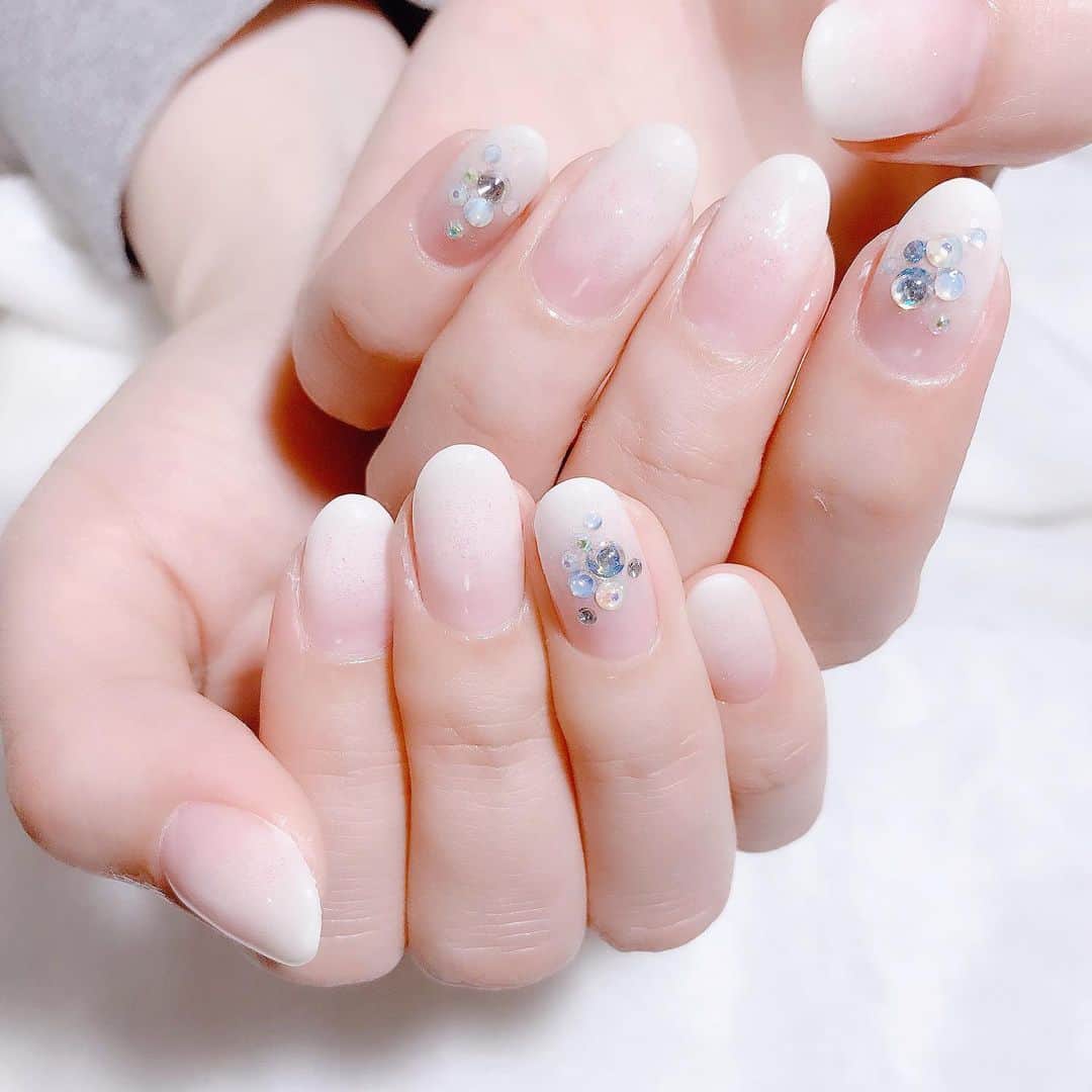 なかやまちえこのインスタグラム：「ホワイトグラデ✨✨ #nail #nails #nailart #ネイル #美甲 #ネイルアート  #clou #nagel #ongle #ongles #unghia #japanesenailart #manucure #네일 #젤네일 #네일아트 #네일리스트 #グラデーションネイル #ombrenails #松嵜麗 さん フットは @prexyofficial のグリッター✨」