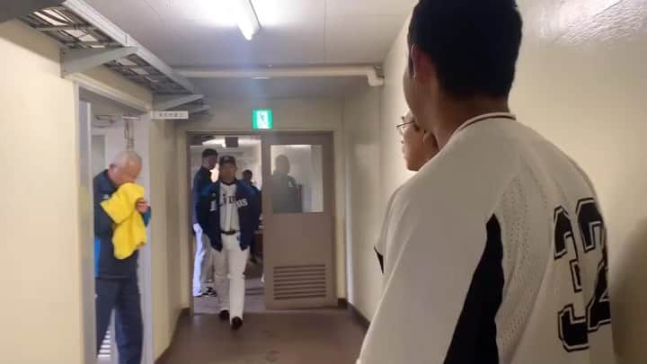 片山真人のインスタグラム：「【憧れの人と初対面！】 きっかけは、奇しくも私が30歳の誕生日を迎えた2017年6月9日。  埼玉西武ライオンズの栗山巧選手にインタビューをした後、ボールにサインをお願いしました。  片「栗山さんのことが大好きな大学生がいまして… バットも栗山さんモデルを使ってます」 栗「ぉお！名前は何て？」 片「東洋大学2年の佐藤都志也です」 ※佐藤選手は福島・聖光学院出身で、私が福島放送時代から取材をしていて、大学生になったあと、ファンである栗山さんのサインが欲しいと頼まれていたのです。  ライオンズ史上、単独2000本安打にもっとも近い背番号1に憧れていたその大学生は、東都で、そして大学日本代表で揉まれ、成長。その間、栗山さんも佐藤くんのことを気にかけてくれ、ミズノの担当を通じて肘当てなどの野球道具を提供してあげていました。 迎えた2019年10月16日、ついに同じパリーグの千葉ロッテマリーンズからドラフト2位で指名され、プロ野球選手になりました。 そしてきょう、念願の初対面！！！！ その姿は初々しく、また尊いものでした。こちらまで嬉しくなりました。 この動画を撮影してくれた勝谷さん、本当にありがとう！ 栗山さんからも「キューピッドは片山さんだね」という嬉しい言葉をいただきました、、恐縮です。本当によかったね、としやくん！！ ライオンズファンのみなさん、#佐藤都志也　選手の応援もよろしくお願いします🥺 #埼玉西武ライオンズ　#千葉ロッテマリーンズ　#栗山巧　さん　#文化放送ライオンズナイター」