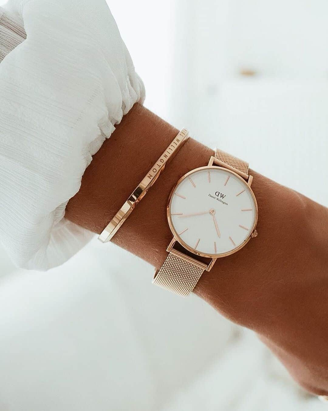 ダニエルウェリントンさんのインスタグラム写真 - (ダニエルウェリントンInstagram)「Our Petite Melrose and Classic Bracelet go hand in hand. (Photo via @ameliecheval31) #DanielWellington」2月22日 23時50分 - danielwellington