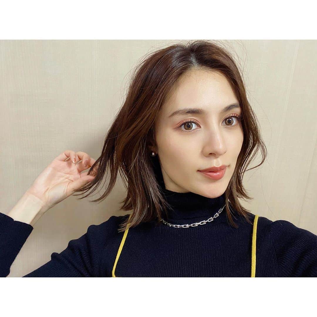 のインスタグラム：「ちょっと髪きったー✂︎✂︎✂︎ この長さが楽だし、軽く巻いてもキマリやすいし、ストレートでもしっくりくる✨ . 髪がスーパー多いので、相談しながら量調節バランスなどマメにやっています💈  担当👩 @jun_mizoguchi 💙💚💛❤💜 #hairstyle #ロブ #ボブ  #ハイライトカラー  #zacc #髪伸びるの早い #トリートメントが効いてる #髪が健康すぎる #ダイバーなってから髪伸ばすとか考えられない #ロングヘア命とか言ってた私どこ @chikako_blue」