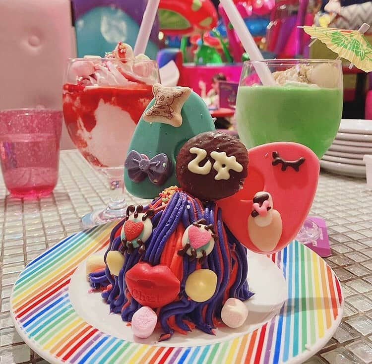 KAWAII MONSTER CAFEのインスタグラム：「Kiss with love to you...💋💋💋 Repost from @sailor_yk 🌈Thank you for coming 💙❤️💚🧡💜💛 #kawaiimonstercafe #monstercafe #カワイイモンスターカフェ  #destination #tokyo #harajuku #shinuya #art #artrestaurant #colorful #color #pink #cafe #travel #trip #traveljapan #triptojapan #japan #colorfulfood #rainbow #rainbowcake #rainbowpasta #strawberry #pancakes #takeshitastreet #harajukustreet #harajukugirl #tokyotravel #onlyinjapan」