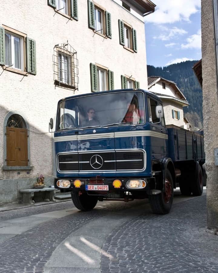 メルセデス・ベンツさんのインスタグラム写真 - (メルセデス・ベンツInstagram)「Transalp trucking - year after year, decade after decade! #ThrowbackThursday #TBT #mercedesbenz #mercedes #benz #MBtruck #MBtrucks #truck #trucks #Daimler #DaimlerBrands #trucking 📸 via @daimlertrucksbuses」2月23日 0時00分 - mercedesbenz