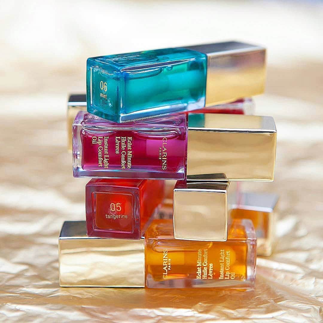 CLARINSさんのインスタグラム写真 - (CLARINSInstagram)「Weekend-proof your 👄 with our Lip Comfort Oils - all enriched with 3 different plant oils to keep your pout plump and luscious. 😍 What are you wearing today? 🍊05 Tangerine 💕02 Raspberry 🌱06 Mint 🍯01 Honey . 📷: @clarinsid  #MakeupHeroes #ClarinsMakeup」2月23日 0時05分 - clarinsusa