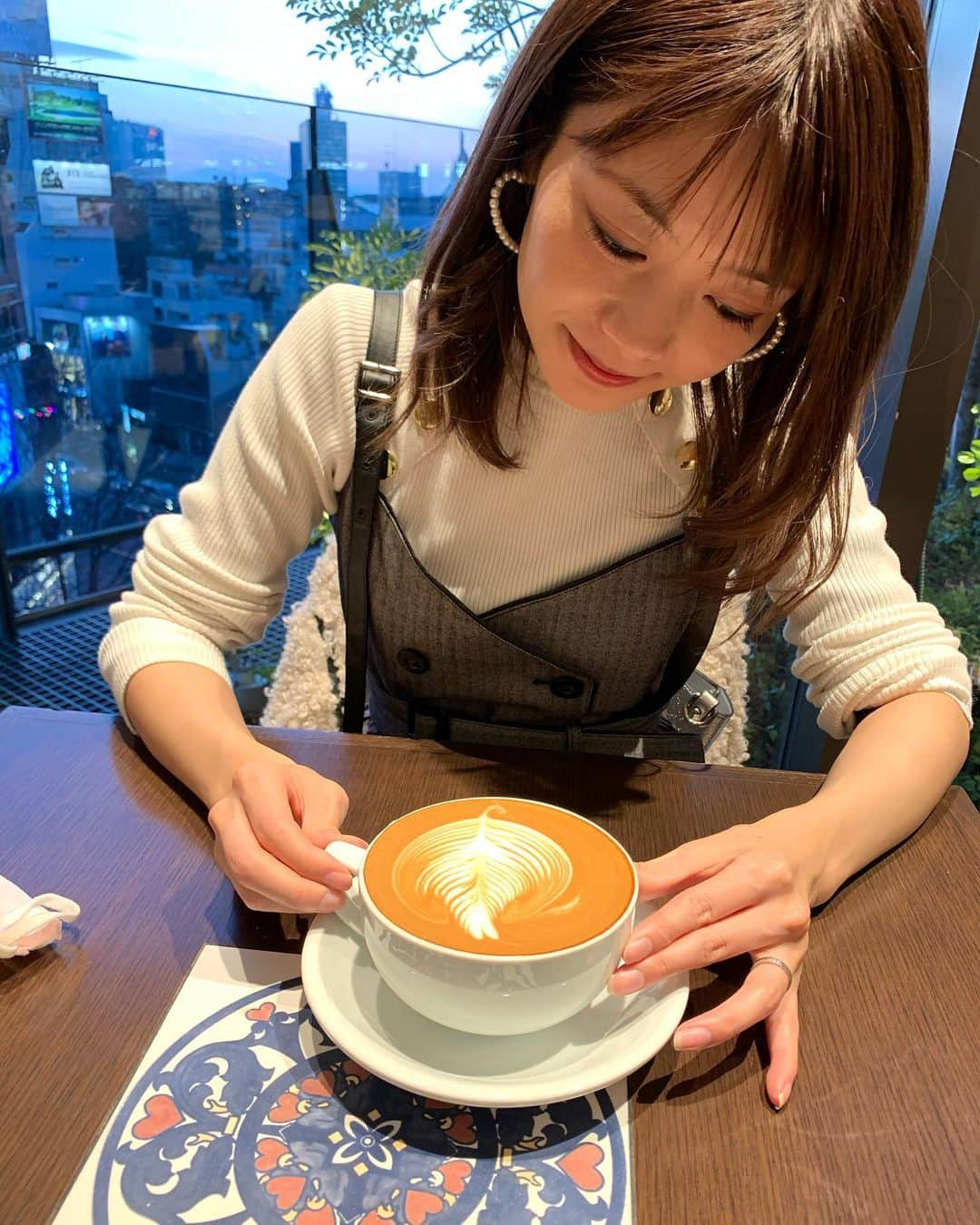 長谷部優さんのインスタグラム写真 - (長谷部優Instagram)「今日は暖かかったね^ ^ 最近毎日カフェラテ☺︎ 近々皆んなにお知らせあるよ〜！ 4月の前半空けておいてね^ ^ また詳細は後日お知らせします❣️ そして、、 Ami結婚おめでとう〜㊗️🎉 めでたい日です❣️」2月23日 0時07分 - yuuhasebe