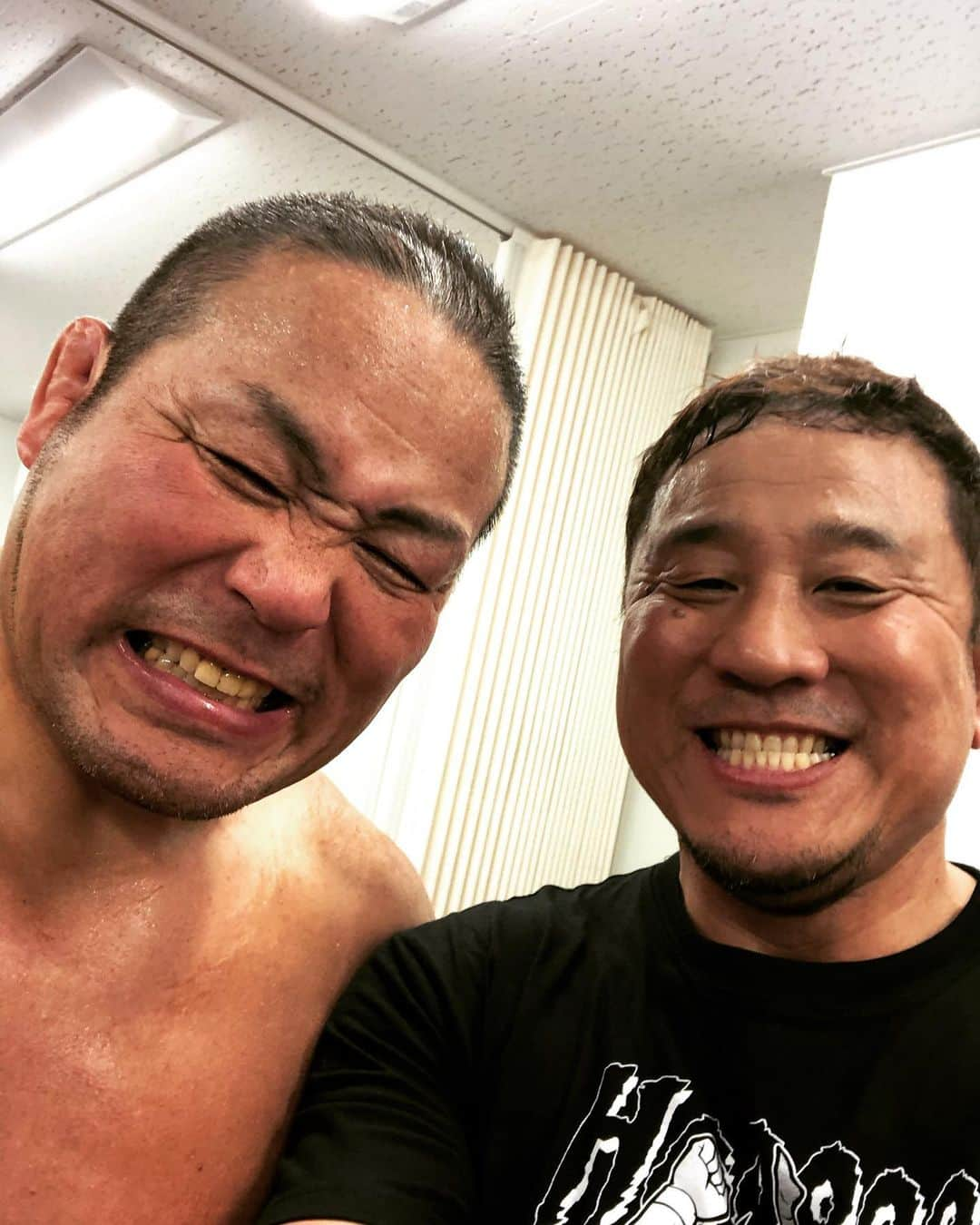 永田裕志さんのインスタグラム写真 - (永田裕志Instagram)「中西先輩の引退試合後の控室にて二人で撮りました。 27年間ずっと私の目の前に先輩の強くて大きな背中を見せてくれました。 本当にありがとうございました😊。 素晴らしいファイトをありがとうございました😊。 レスリング時代からだと33年の付き合いですが、これからも更に長く良いお付き合いの方宜しくお願いしますね。 #永田裕志 #中西学 #第三世代  #新日本プロレス #感謝」2月23日 0時08分 - yuji_nagata