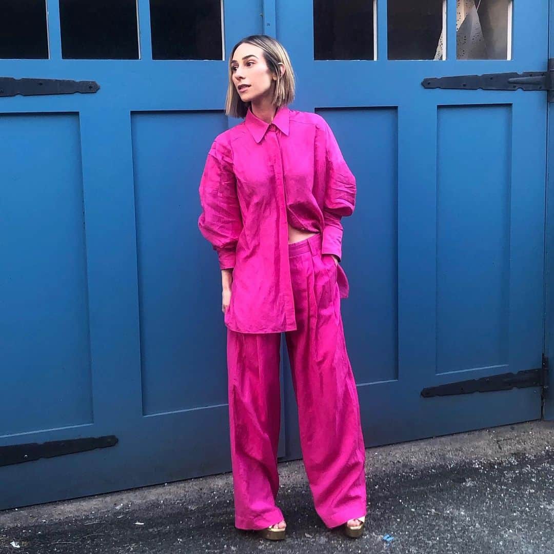 のインスタグラム：「What’s that? You like my outfit?! It’s from the new @hm #SS20 Studio Collection 💁🏼‍♀️ Shop this look and so many other cute pieces now! #HMStudio #HMxMe #ad」