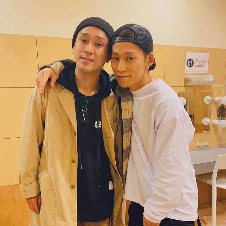 としみつのインスタグラム：「いつも通り僕は会わないつもりでLIVEを観に行かせていただいたのですが、LIVE中に本当に嬉しいサプライズをしていただきました…😭 僕にとってUVERworldは特別な存在。 夢のような時間でした。  そして克哉さん、お誕生日おめでとうございました！  #uverworld  #東海オンエア」