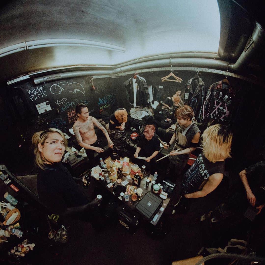 Kenta Koieのインスタグラム：「Right before go on the stage  Photo by @murrydeaves」