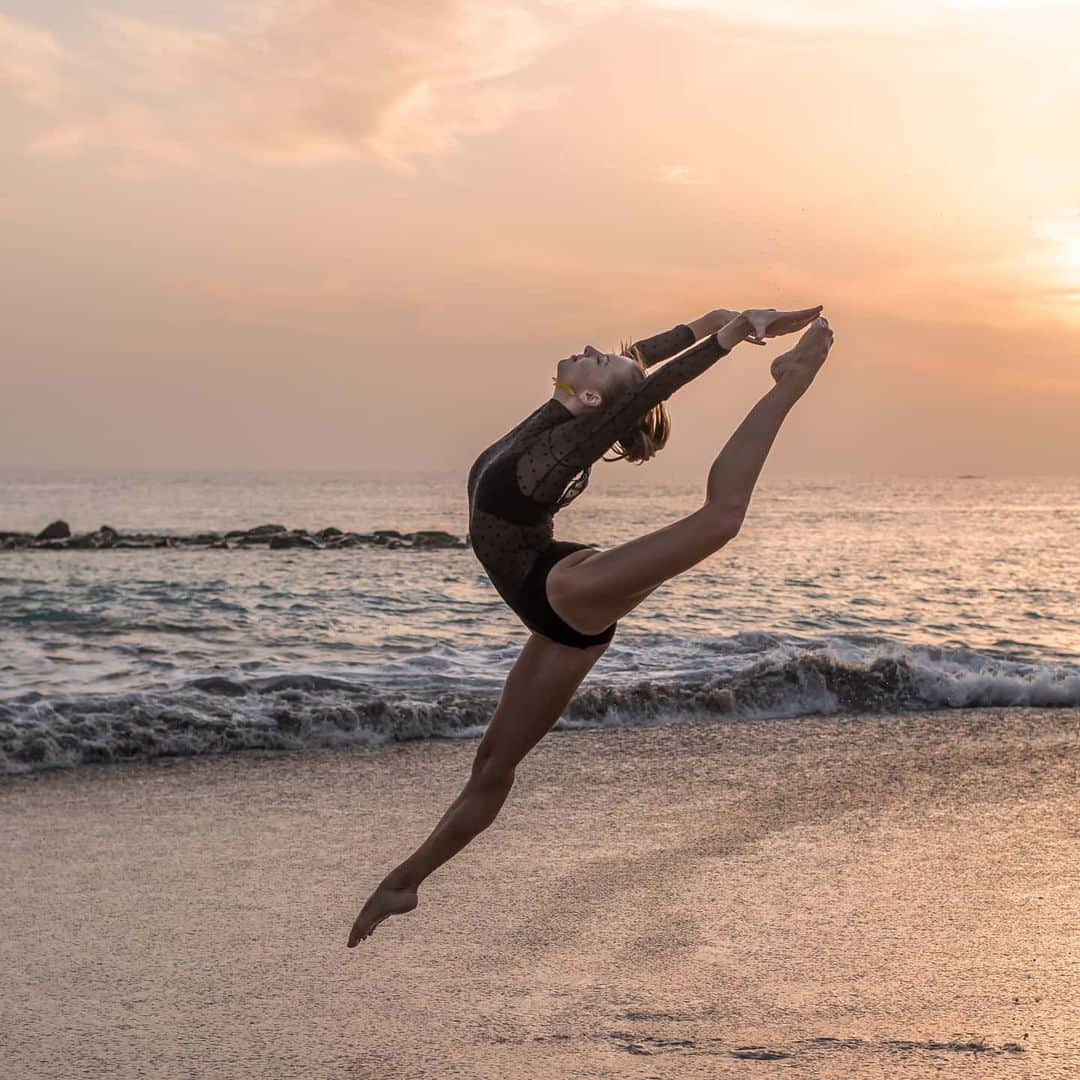 メリティナ・スタニウタさんのインスタグラム写真 - (メリティナ・スタニウタInstagram)「🦋 Photo by @genesismaenza  #tenerife #canarias #beach #sunset #ocean #split #jump #gymnastics #rhythmicgymnastics #flexibility」2月23日 0時16分 - melitinastaniouta