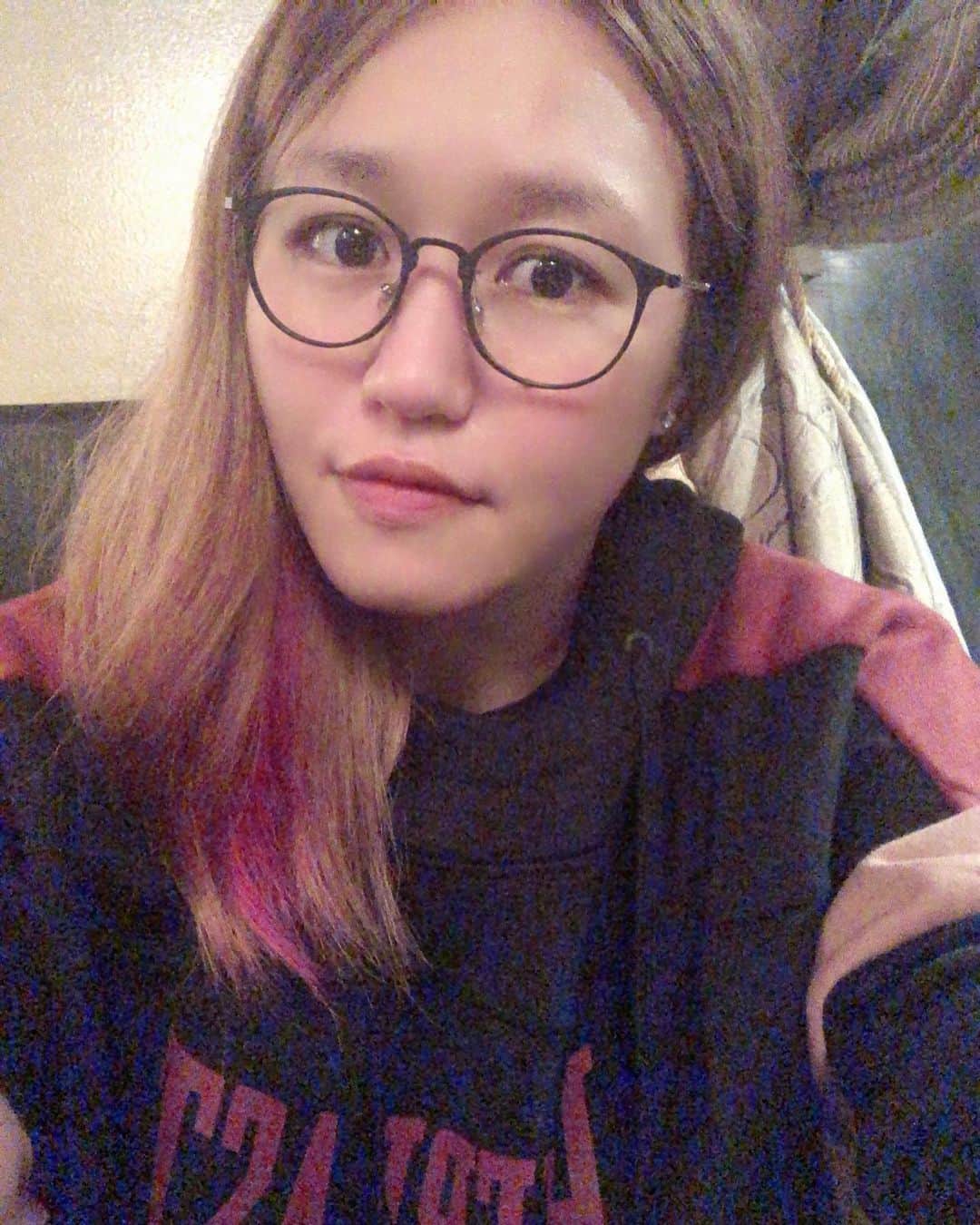 朱里さんのインスタグラム写真 - (朱里Instagram)「今日も一日お疲れ様でした！！ ‎おやすみー🥺 ‎Good night٩(๑❛ᴗ❛๑)۶⭐️ #おやすみなさい　#goodnight #眼鏡女子 #glasses」2月23日 0時18分 - syuri_official
