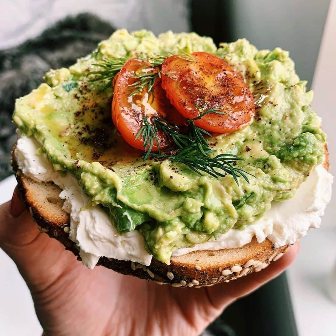 Whole Foods Marketさんのインスタグラム写真 - (Whole Foods MarketInstagram)「Saturday is the best day of the week so it deserves the best breakfast, kinda like this bagel and guac combo from @toastedtable.」2月23日 0時25分 - wholefoods