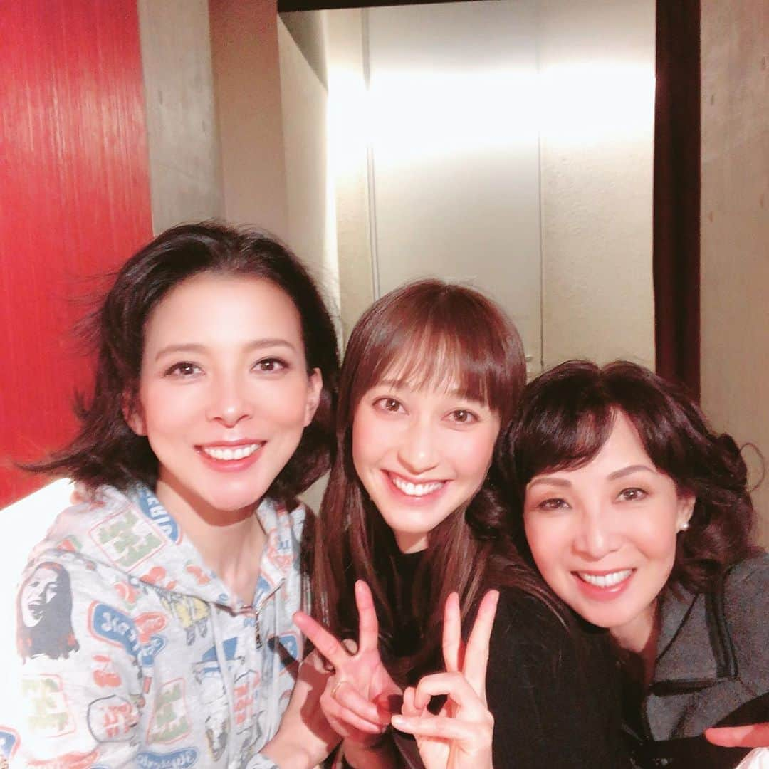 はいだしょうこさんのインスタグラム写真 - (はいだしょうこInstagram)「こんばんは😊✨ 少し前だけれども。。。☺️ 霧矢大夢さんと、保坂知寿さんの、 2人芝居の舞台を観に行って来ました😊💕 お二人共、凄かったー😆✨ お互いに、1人2役演じ分けていて、 役柄的にも難しいし、 展開していく中での切り替えや、大量の台詞。。。 これは、本当に、 実力がないと出来ない舞台だわぁ。。。🙄と、しみじみ。。。 ギリギリだったけど、 観に行けてよかったぁ。。。😊 やっぱり尊敬します😌✨ 本当に、魅力的な女優さん😌  うーんと、同じ人間だけど。。。 🙄  こんな魅力的な方は、 いるのだろーか🤔とおもうのだけれど。。。 だけど、 いるんだなぁ。。。🙄😆✨ #霧矢大夢　さん #保坂知寿　さん #2人芝居  #実力がないと難しい #もちろん、 努力もされていらっしゃる😌  #大好きなみほさんに、 久しぶりにお会い出来たから、ちょっと照れちゃいました😆✨ #お話していて、 ポッ😊という瞬間があったんだけど😍 #何かは、自分の胸にしまっておきます🙈✨ #知寿さんとも、お久しぶりでした😆 #「ひめゆり」で、お世話になった方😌✨ #みほさんも、知寿さんも、 自然で優しくて、素敵な方✨ #女優さんとしても素敵✨  #私は、舞台で 共演する上級生に恵まれているんだよなぁ。。。😊✨ #ありがたいです😊💕 #私もがんばる‼️😊✨ #憧れの方に、少しでも近づけるように。。。☺️✨ #うふふ☺️」2月23日 0時34分 - haida_shoko