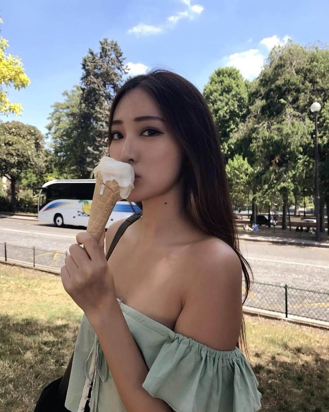 DJ mariennuのインスタグラム：「4年前？のParis🇫🇷 早く外でアイス食べられる気温になって欲しい🍦」