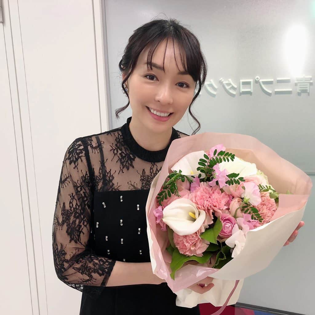 宮川美保のインスタグラム：「お花をいただきました！ 今日はよそゆきの格好で髪の毛もちゃんとしてるから、はりきって写真撮ってもらったよ。 こんな日に証明写真を撮りに行きたいものですね。」